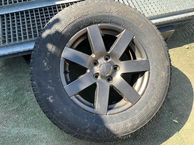 Reserve wiel jeep - afbeelding 1 van  4