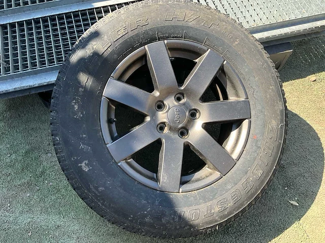 Reserve wiel jeep - afbeelding 1 van  4