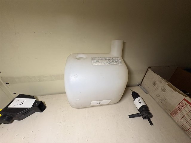 Reservoir ruitensproeier porsche 911 - afbeelding 2 van  3