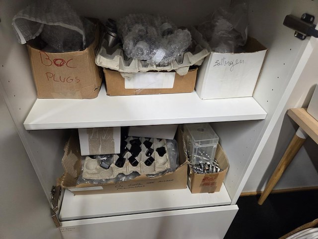 Rest inhoud kantoor en stock - afbeelding 57 van  62