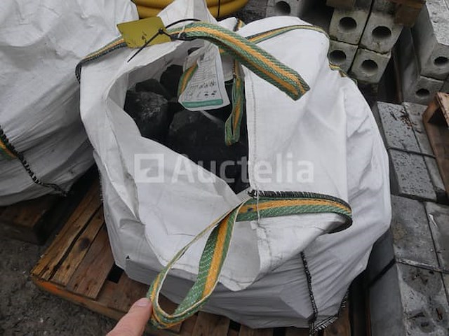 Restant van diverse stenen puin - afbeelding 4 van  7