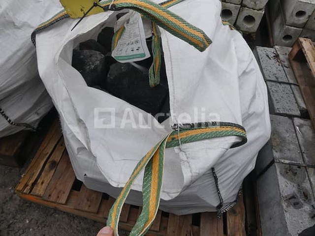 Restant van diverse stenen puin - afbeelding 6 van  7