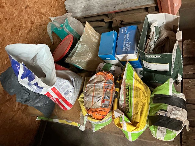 Restanten benodigdheden bouw. - afbeelding 1 van  14