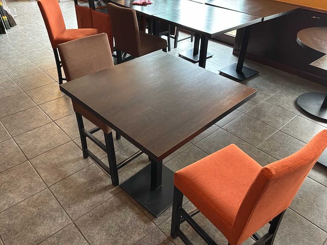 Restaurantstoel en tafels - afbeelding 1 van  2