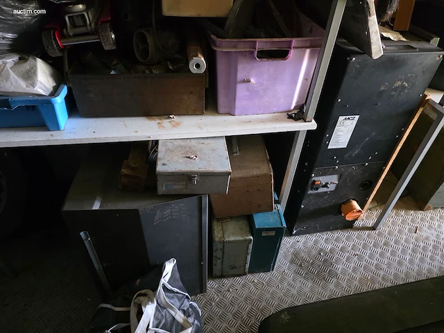 Resterende inhoud garage, buitenterrein en... - afbeelding 16 van  26
