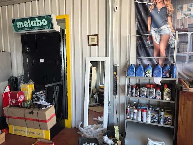 Resterende inhoud showroom en kantoor metabo,... - afbeelding 1 van  34