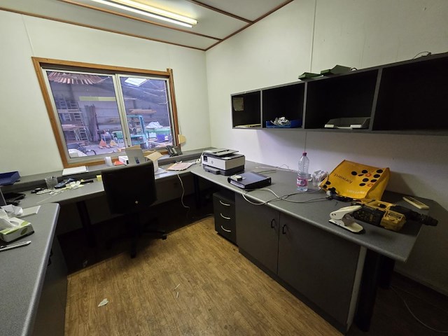 Restinhoud bureauruimte - afbeelding 18 van  20