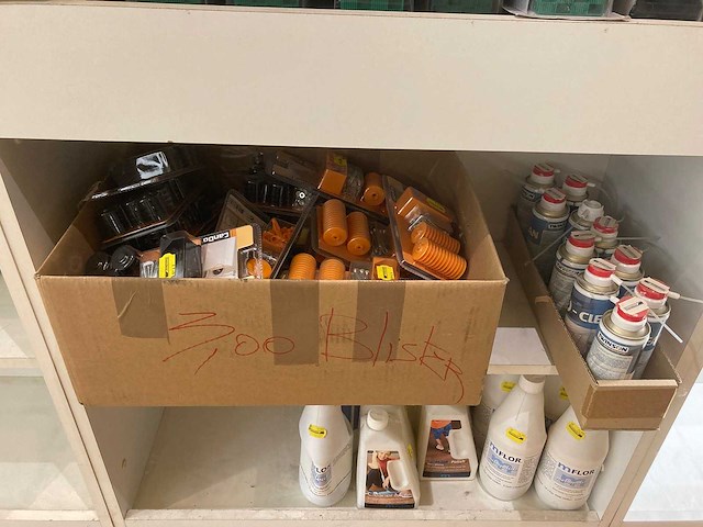 Restpartij olie, cleaners, laminaat kit, bevestigingsmateriaal enzovoorts - afbeelding 6 van  40