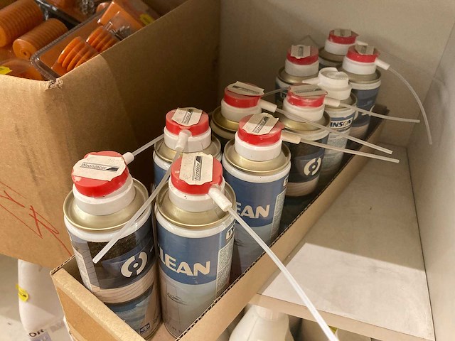 Restpartij olie, cleaners, laminaat kit, bevestigingsmateriaal enzovoorts - afbeelding 8 van  40