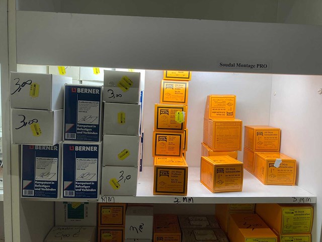 Restpartij olie, cleaners, laminaat kit, bevestigingsmateriaal enzovoorts - afbeelding 15 van  40