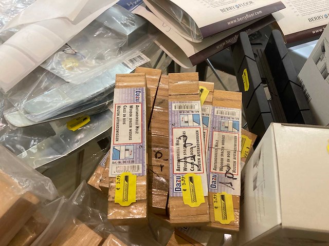 Restpartij olie, cleaners, laminaat kit, bevestigingsmateriaal enzovoorts - afbeelding 24 van  40