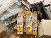 Restpartij olie, cleaners, laminaat kit, bevestigingsmateriaal enzovoorts - afbeelding 24 van  40