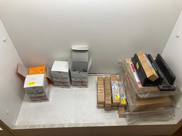 Restpartij olie, cleaners, laminaat kit, bevestigingsmateriaal enzovoorts - afbeelding 30 van  40