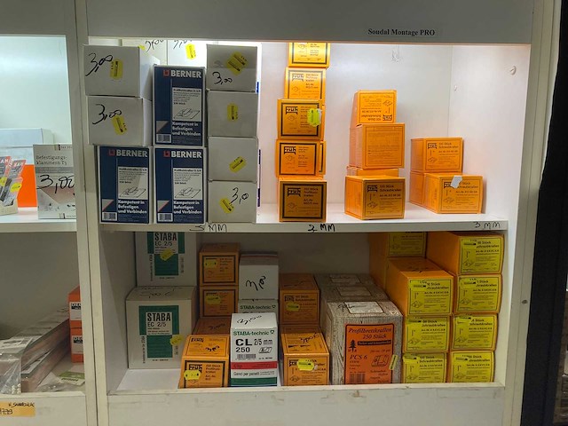 Restpartij olie, cleaners, laminaat kit, bevestigingsmateriaal enzovoorts - afbeelding 31 van  40