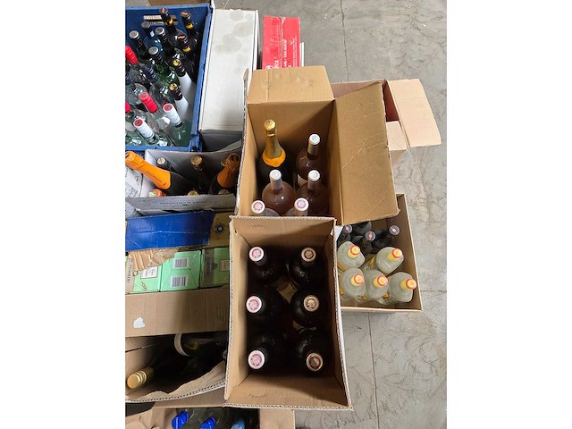 Restpartij sterke dranken - wijn - champagne - afbeelding 7 van  9