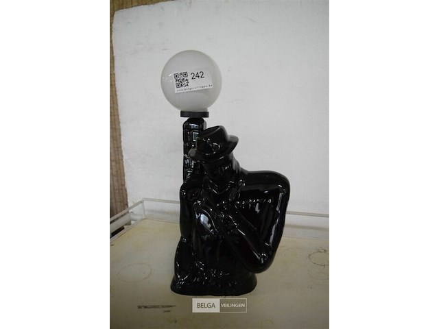 Retro lamp denkende man bij lantaarn - afbeelding 1 van  3