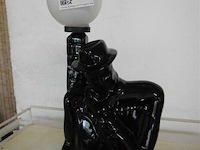 Retro lamp denkende man bij lantaarn