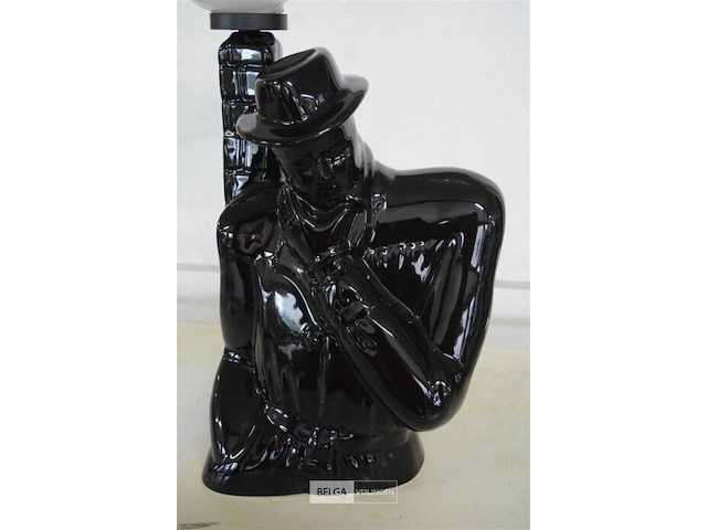 Retro lamp denkende man bij lantaarn - afbeelding 2 van  3