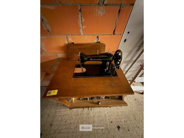 Retro naaimachine helvetia met tafeltje - afbeelding 1 van  4