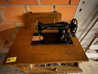 Retro naaimachine helvetia met tafeltje