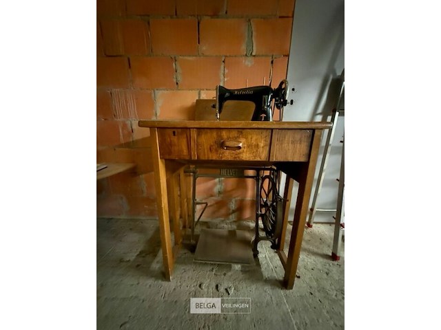 Retro naaimachine helvetia met tafeltje - afbeelding 2 van  4