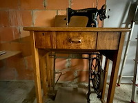 Retro naaimachine helvetia met tafeltje - afbeelding 2 van  4