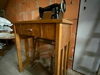 Retro naaimachine helvetia met tafeltje - afbeelding 3 van  4