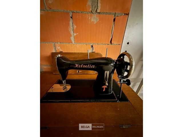 Retro naaimachine helvetia met tafeltje - afbeelding 4 van  4