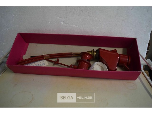 Retro rode badkraan - afbeelding 1 van  5