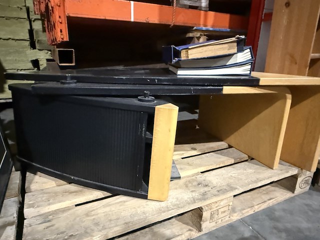 Retro tafeltje met schuifdeurtje - afbeelding 1 van  2