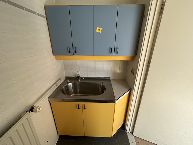 Retro wastafel met hangkasten - afbeelding 1 van  4