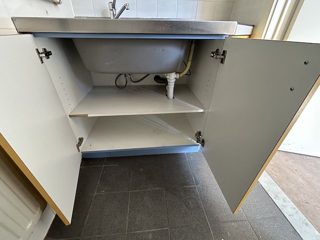 Retro wastafel met hangkasten - afbeelding 2 van  4