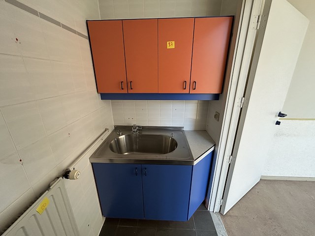 Retro wastafel met hangkastjes - afbeelding 1 van  4