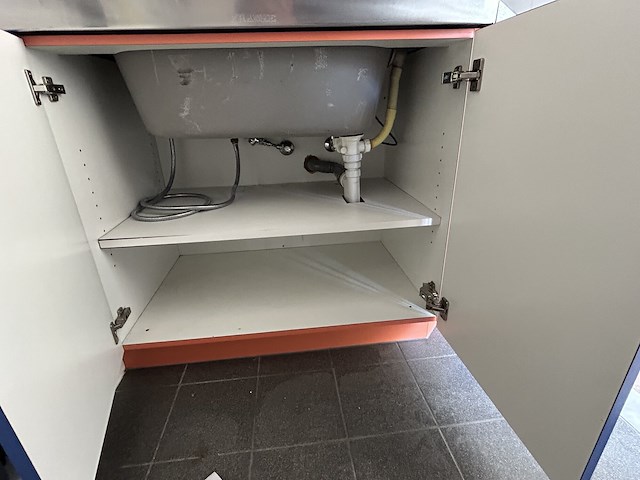 Retro wastafel met hangkastjes - afbeelding 3 van  4
