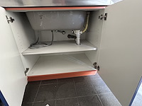 Retro wastafel met hangkastjes - afbeelding 3 van  4