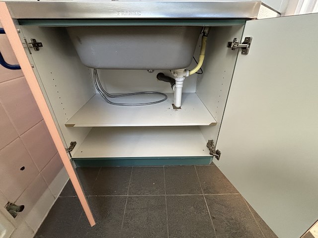 Retro wastafel met hangkastjes - afbeelding 4 van  4