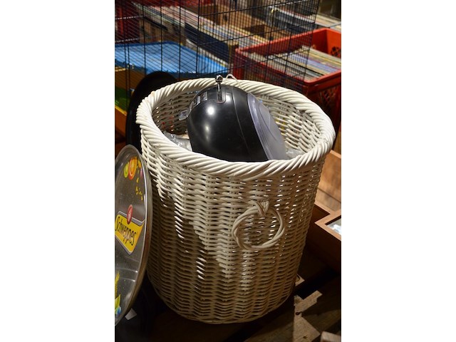 Rieten mand met inhoud - afbeelding 1 van  2