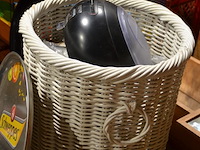 Rieten mand met inhoud - afbeelding 1 van  2