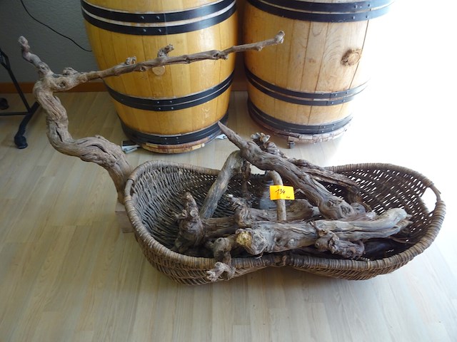 Rieten manden + decoratief hout - afbeelding 1 van  5