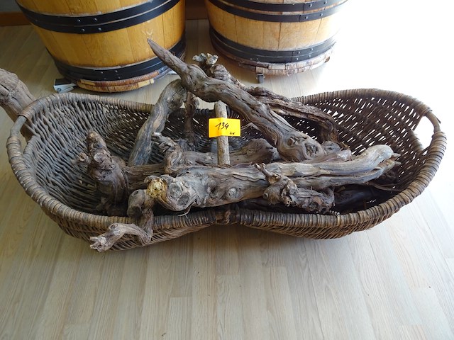 Rieten manden + decoratief hout - afbeelding 2 van  5