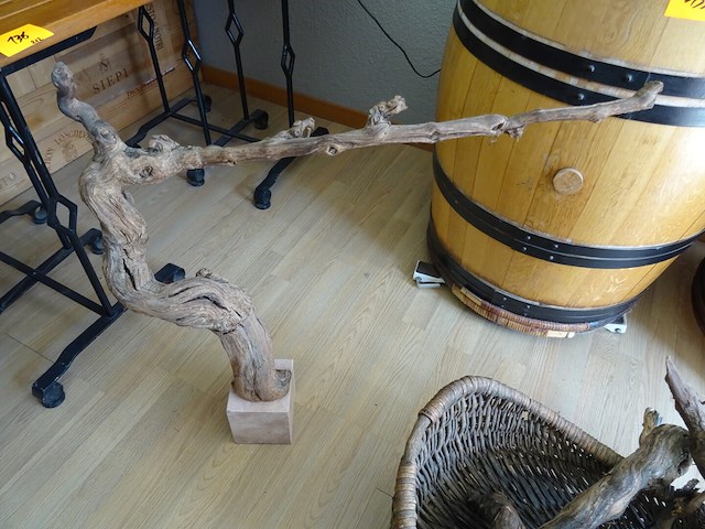 Rieten manden + decoratief hout - afbeelding 3 van  5