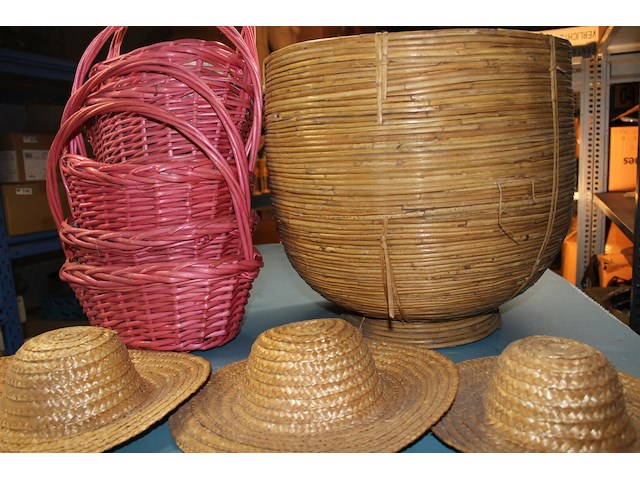 Rieten mandjes + 3 kleine rieten hoedjes - afbeelding 1 van  1