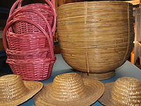 Rieten mandjes + 3 kleine rieten hoedjes - afbeelding 1 van  1