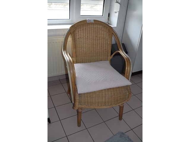 Rieten stoel en kussen - afbeelding 1 van  2
