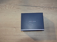 Rietenkerstboomrok, 2 kattenmanden, portefeuille tommy hilfiger zwart - afbeelding 8 van  9