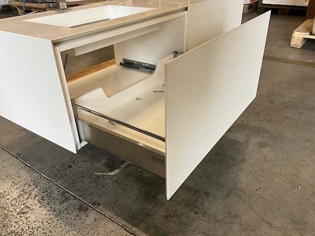 Rifra wastafel en spiegel - afbeelding 16 van  16