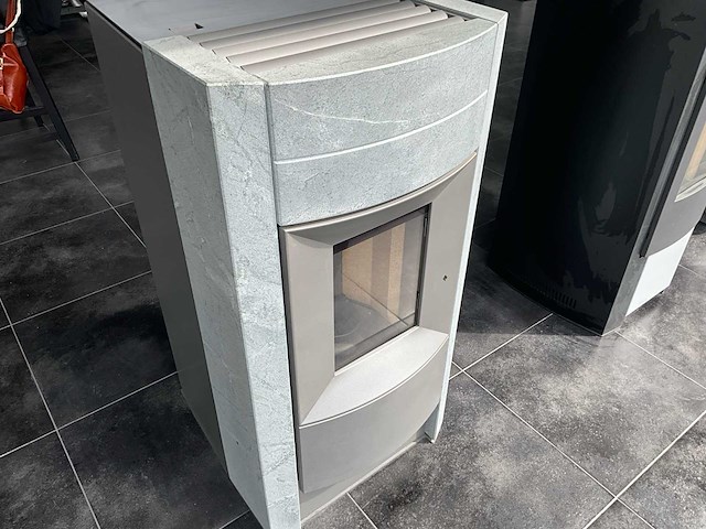 Rika revo stille pelletkachel - ongebruikt (toonzaalmodel) - afbeelding 1 van  10