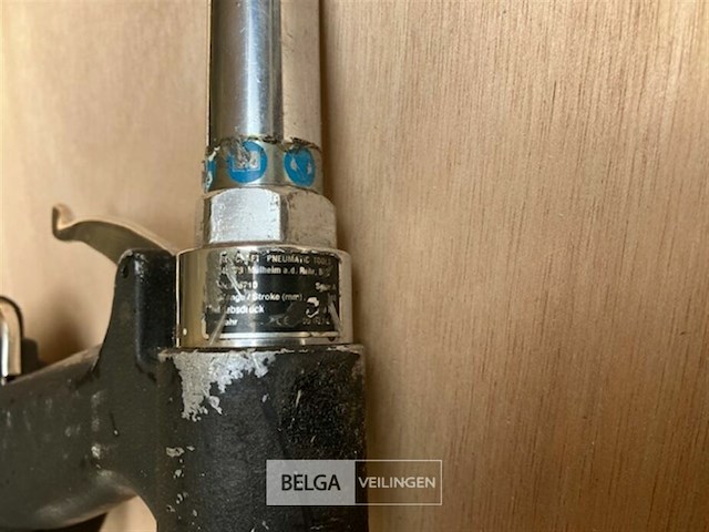 Rivetmachine op luchtdruk - afbeelding 3 van  3