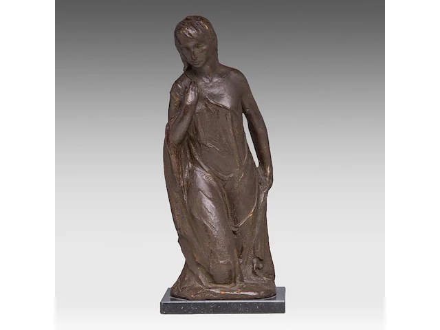 Robert van de velde (1895-1978), standing woman, patinated terracotta on a neoclassical oak column 47.5 cm. (18.69 in.), including column: 132.5 cm. (52.17 in.) - afbeelding 1 van  8