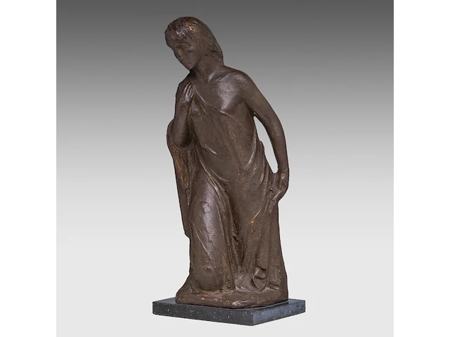 Robert van de velde (1895-1978), standing woman, patinated terracotta on a neoclassical oak column 47.5 cm. (18.69 in.), including column: 132.5 cm. (52.17 in.) - afbeelding 2 van  8